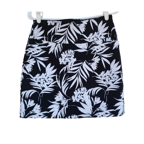 EUC S.C. & Co. Women's Size M Black & White Stretchy Comfy A Line Mini Skirt - Picture 1 of 8